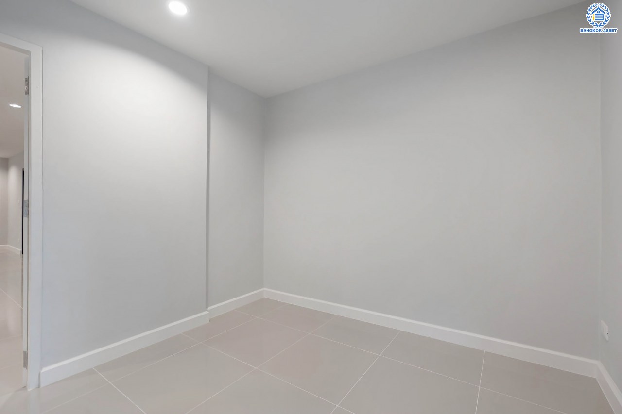 บ้านมือสองตกแต่งใหม่ โครงการ พลับพลาวิลล่า บรมราชชนนี หลังใหญ่พิเศษพร้อมอยู่ เนื้อที่ 57 ตร.ว. ดีไซน์สวย ฟังก์ชัน 4 ห้องนอน 3 ห้องน้ำ 2 ที่จอดรถ บนทำเลเดินทางสะดวก เชื่อมต่อหลายเส้นทาง ใกล้เซ็นทรัลปิ่นเกล้า จุดขึ้นทางด่วน "ศรีรัช" และเพียง 10 นาทีถึงMRT "สถานีไฟฉาย"